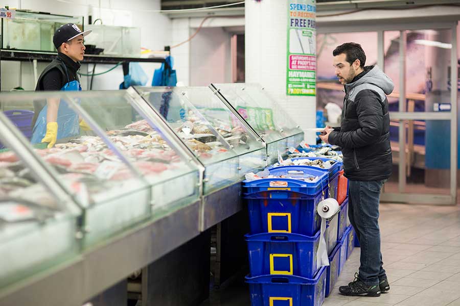 Chef-shop-fresh-seafood-from-local-seafood-market