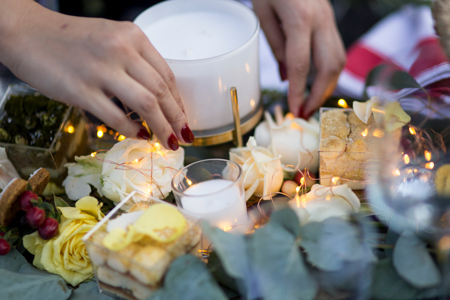 decorating outdoor christmas table