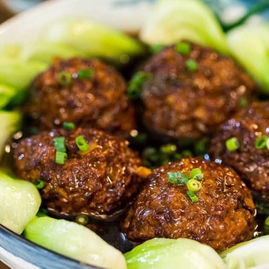 Chinese lion's head meatballs