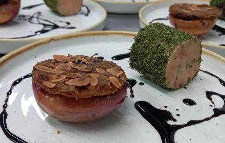 Chef Alix Ambert Foie gras aux algues, peches rôti, croquant d'amandes, sauce aigre douce à la myrtille dish